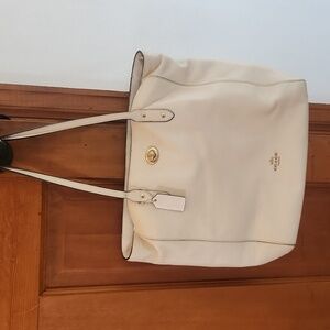 Coach shoulder purse tote bag large with multiple pockets and zipper